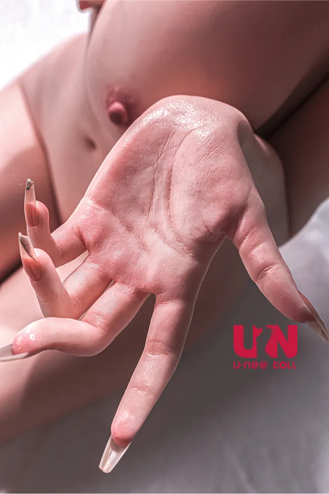 Uneedoll silicone skin texture display, hand appearance details and finger bone structure