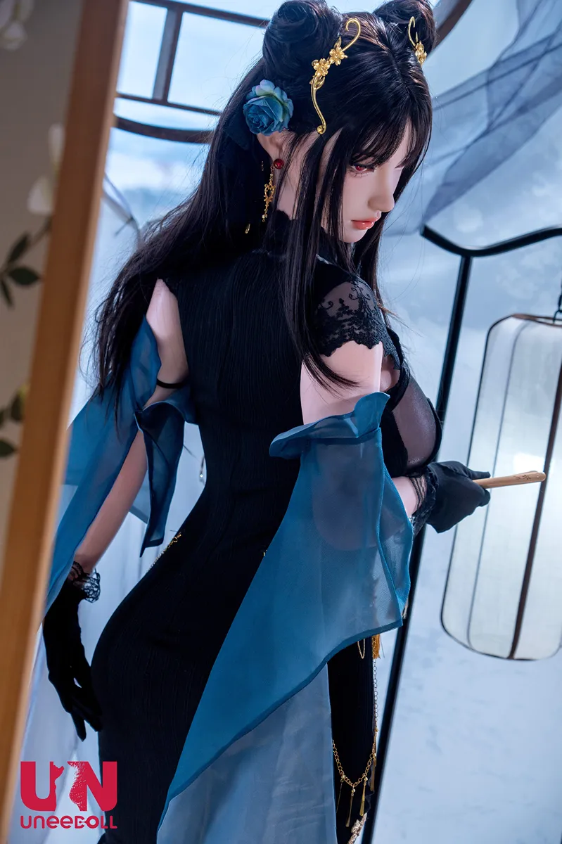 Ninghe se tient de profil entre un paravent et une fenêtre ronde ; ses longs cheveux et le voile bleu de ses manches tombent le long du corps